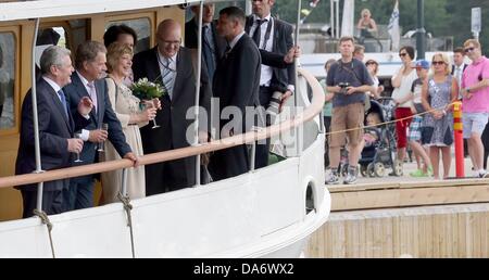 Savonlinna, Finlande. 05 juillet, 2013. Gouvernement fédéral Le Président Joachim Gauck (L) et son partenaire Daniela Schadt (3-L) sont invités à une excursion en bateau par terminer le président Sauli Niinistö (2-L) à Savonlinna, Finlande, 05 juillet 2013. Gauck veut favoriser la coopération culturelle et à la poursuite du dialogue sur la politique de l'UE. Photo : WOLFGANG KUMM/dpa/Alamy Live News Banque D'Images