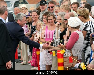 Savonlinna, Finlande. 05 juillet, 2013. Le Président Joachim Gauck fédéral accueille les spectateurs à Savonlinna, Finlande, 05 juillet 2013. Gauck veut favoriser la coopération culturelle et à la poursuite du dialogue sur la politique de l'UE. Photo : WOLFGANG KUMM/dpa/Alamy Live News Banque D'Images