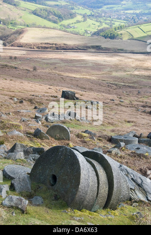 Rack de meules abandonnées par l'homme debout parmi plus de pierres rondes surplombant, Hathersage Moor, Peak District, UK Banque D'Images