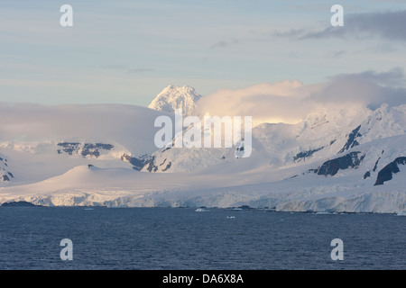 Les montagnes de la péninsule Antarctique dans la première lumière du matin Banque D'Images