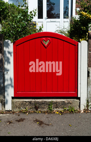 Avant de porte rouge en forme de coeur, England, UK Banque D'Images