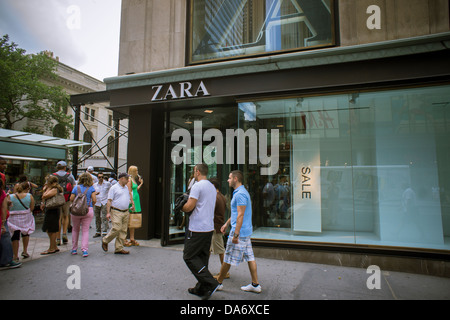 Shoppers passer une boutique Zara sur la Cinquième Avenue à New York, le vendredi 28 juin 2013. (© Richard B. Levine) Banque D'Images