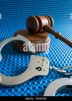 Still Life, Judge's Gavel et bloc de butée et menottes, USA Banque D'Images