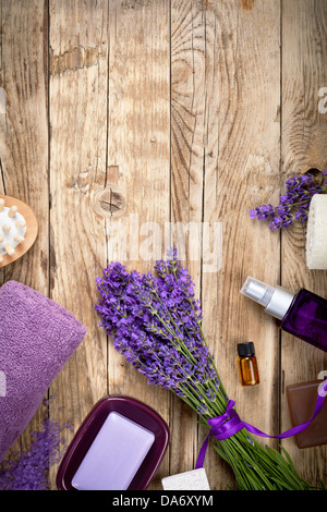 Produits de soins de beauté spa lavande sur table en bois. Salle vide pour le texte. Vue d'en haut Banque D'Images