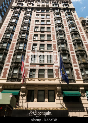 L'Algonquin Hotel est un lieu historique de luxe dans le quartier de Times Square, New York City, États-Unis Banque D'Images