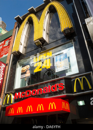 Le restaurant McDonald's est ouvert toute l'heure, à New York Banque D'Images