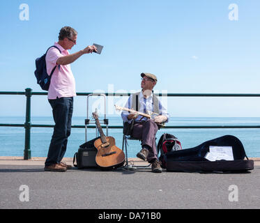 La ville de Sidmouth, Devon, UK. 5 juillet, 2013. Musicien ambulant à Sidmouth. Devon, Angleterre, profitant de la canicule. Credit : Lightworks Media/Alamy Live News Banque D'Images