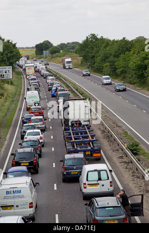 L'été un embouteillage sur la route de Londres en direction de l'A12 près de Colchester, Essex, UK Banque D'Images