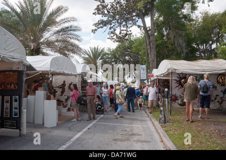 Kiosques d'artistes bordent la rue au Printemps des Arts annuel de Gainesville en Floride. Banque D'Images