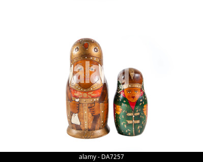 Meubles anciens en bois poupées matrioshka isolé sur fond blanc Banque D'Images