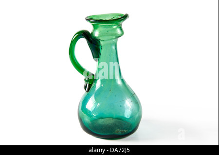 Carafe en verre vert sur le fond blanc Banque D'Images