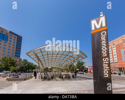 ARLINGTON, VA, USA - entrée de la station de métro Clarendon et signe. Banque D'Images