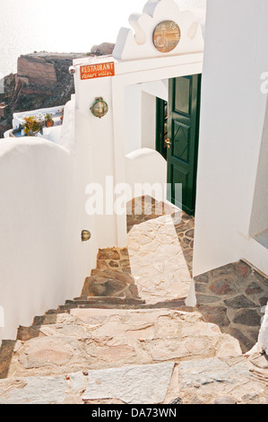 Escalier menant vers le bas pour restaurant, Oia, Santorin, Grèce Banque D'Images