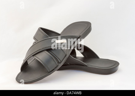 Paire de chaussons noirs sur fond blanc Banque D'Images