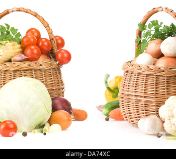 La nourriture végétale dans panier isolé sur fond blanc Banque D'Images