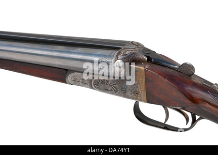 Fusil de chasse vintage isolé sur fond blanc Banque D'Images