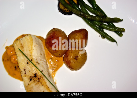 Flétan poêlé filet Pan désossé rôti sauce aux crevettes sautées pommes nouvelles bébé haricots verts courgettes cours dîner principale Banque D'Images