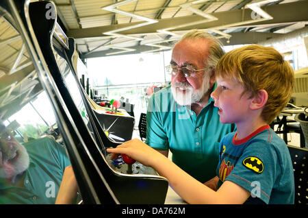 Coalville, UK. 5 juillet, 2013. 5ans Theo Miller avec son grand-père Ernest Miller de Loughborough au tout premier Silicon Rêves British Vintage Computer Festival, 6th-7th July, Snibston Discovery Museum de Coalville, Leics., jouant 'Pac-Man' sur un bar vintage top machine. Photo de John Robertson/Silicium Dreams, 2013. Crédit : John Robertson/Alamy Live News Banque D'Images