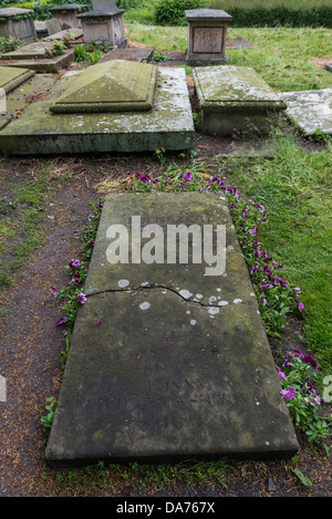 Pierre tombale de Ebenezer Scrooge à partir de l'histoire 'Un Chant de Noël" de Charles Dickens. St Chad's, Shrewsbury Banque D'Images