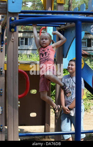 Juillet 05, 2013 - Saint-Pétersbourg, Russie - les enfants sur les barres à l'amélioration de la santé 'complexe lumière verte." Le complexe offre des soins de santé, la condition physique, des loisirs et de réhabilitation pour les enfants handicapés et les maladies rares. Les familles nombreuses et les familles monoparentales qui inscrivent leurs enfants à l'un reçu sur l'un des soins. (Crédit Image : © Andreï Pronin/ZUMAPRESS.com) Banque D'Images