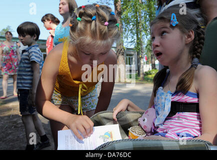 Juillet 05, 2013 - Saint-Pétersbourg, Russie - les enfants lisent ensemble à l'amélioration de la santé 'complexe lumière verte." Le complexe offre des soins de santé, la condition physique, des loisirs et de réhabilitation pour les enfants handicapés et les maladies rares. Les familles nombreuses et les familles monoparentales qui inscrivent leurs enfants à l'un reçu sur l'un des soins. (Crédit Image : © Andreï Pronin/ZUMAPRESS.com) Banque D'Images