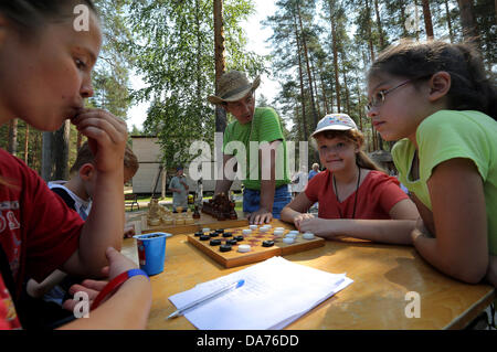 Juillet 05, 2013 - Saint-Pétersbourg, Russie - Les enfants de jouer aux échecs sur l'amélioration de la santé 'complexe lumière verte." Le complexe offre des soins de santé, la condition physique, des loisirs et de réhabilitation pour les enfants handicapés et les maladies rares. Les familles nombreuses et les familles monoparentales qui inscrivent leurs enfants à l'un reçu sur l'un des soins. (Crédit Image : © Andreï Pronin/ZUMAPRESS.com) Banque D'Images