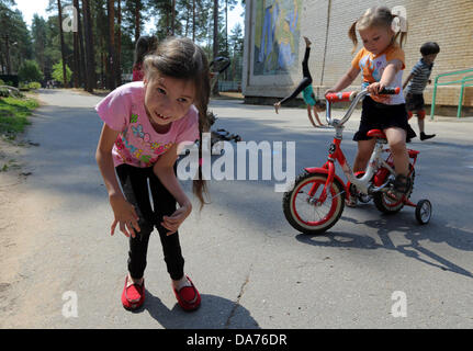 Juillet 05, 2013 - Saint-Pétersbourg, Russie - Les enfants de faire du vélo à l'amélioration de la santé 'complexe lumière verte." Le complexe offre des soins de santé, la condition physique, des loisirs et de réhabilitation pour les enfants handicapés et les maladies rares. Les familles nombreuses et les familles monoparentales qui inscrivent leurs enfants à l'un reçu sur l'un des soins. (Crédit Image : © Andreï Pronin/ZUMAPRESS.com) Banque D'Images