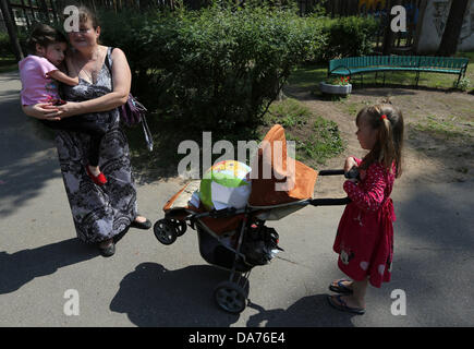 Juillet 05, 2013 - Saint-Pétersbourg, Russie - Maman avec ses filles à l'amélioration de la santé 'complexe lumière verte." Le complexe offre des soins de santé, la condition physique, des loisirs et de réhabilitation pour les enfants handicapés et les maladies rares. Les familles nombreuses et les familles monoparentales qui inscrivent leurs enfants à l'un reçu sur l'un des soins. (Crédit Image : © Andreï Pronin/ZUMAPRESS.com) Banque D'Images