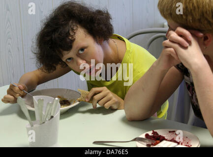 Juillet 05, 2013 - Saint-Pétersbourg, Russie - Les enfants mangent le déjeuner à l'amélioration de la santé 'complexe lumière verte." Le complexe offre des soins de santé, la condition physique, des loisirs et de réhabilitation pour les enfants handicapés et les maladies rares. Les familles nombreuses et les familles monoparentales qui inscrivent leurs enfants à l'un reçu sur l'un des soins. (Crédit Image : © Andreï Pronin/ZUMAPRESS.com) Banque D'Images