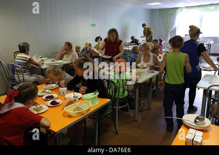 Juillet 05, 2013 - Saint-Pétersbourg, Russie - les enfants et les conseillers prennent leur repas de midi sur l'amélioration de la santé 'complexe lumière verte." Le complexe offre des soins de santé, la condition physique, des loisirs et de réhabilitation pour les enfants handicapés et les maladies rares. Les familles nombreuses et les familles monoparentales qui inscrivent leurs enfants à l'un reçu sur l'un des soins. (Crédit Image : © Andreï Pronin/ZUMAPRESS.com) Banque D'Images