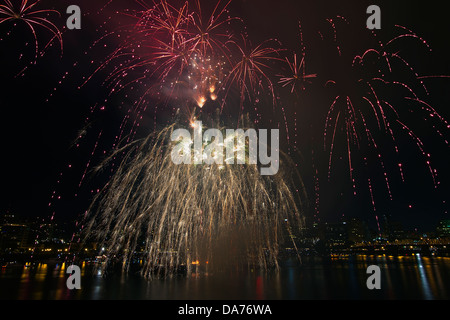 Le jour de l'indépendance du 4 juillet 2013 Feu d'artifice à Portland Oregon Downtown Waterfront le long de la rivière Willamette Banque D'Images