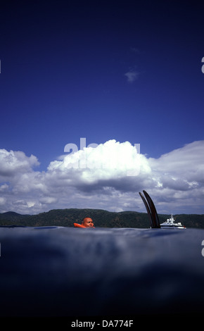 La skieuse de l'eau dans l'eau avec conseils de ski vers le haut le long du littoral de la Riviera turque près de Marmaris Turquie sud-ouest Banque D'Images