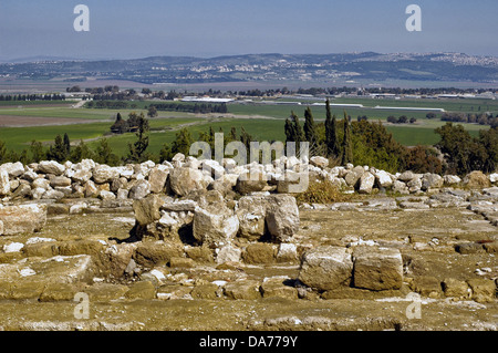 Vue générale du site archéologique de Megiddo dire et l'UNESCO World Heritage site reconnu pour son importance historique, géographique, et l'importance théologique, en particulier dans le cadre de son nom grec Harmaguédon situé dans vallée de Jezreel une grande plaine fertile et au sud de la Basse Galilée en Israël. Banque D'Images