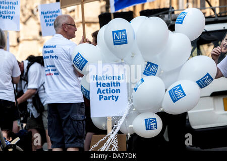 Londres, Royaume-Uni. 5 juillet, 2013. Le personnel médical mars à Downing Street pour protester contre la privatisation NHS sur le 65e anniversaire de sa fondation Crédit : Mario Mitsis / Alamy Live News Banque D'Images