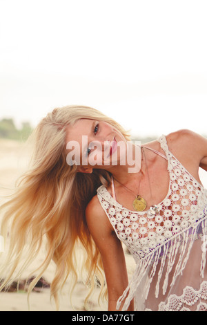 Femme blonde sortir de la plage. Banque D'Images