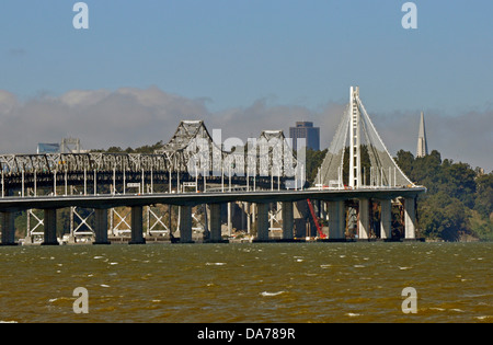 S'étend sur l'est de San Francisco Oakland Bay Bridge, California, USA Banque D'Images