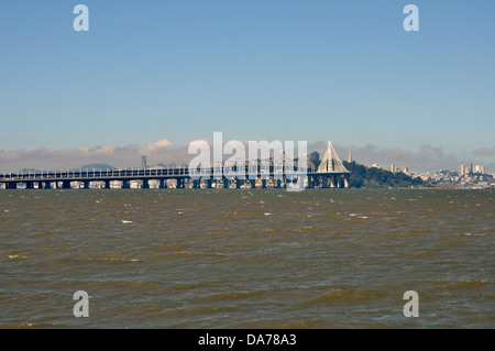 S'étend sur l'est de San Francisco Oakland Bay Bridge, California, USA Banque D'Images