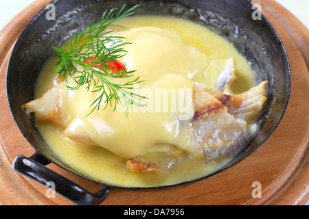 Poisson blanc poêlé avec sauce Banque D'Images