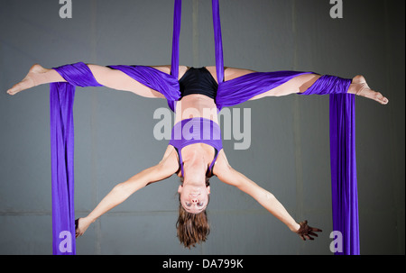 Des exercices aériens gymnast Banque D'Images