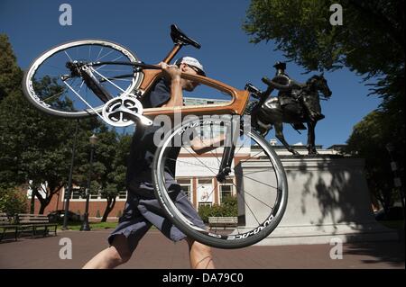 3 juillet 2013 - Portland, Oregon, USA - a appelé l'Nasto avec un R5 Renovo Aero Vélo de route. La légèreté de l'engineered cadres tubulaires sont faits de couches de stratifiés en bois exotique qui abritent les câbles de commande de frein et de l'intérieur. Renovo a été fondé par Ken Wheeler, concepteur du Wheeler Express - un seul composite moteur les aéronefs d'aviation générale. (Crédit Image : © Ken Hawkins/ZUMAPRESS.com) Banque D'Images