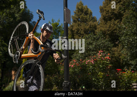 3 juillet 2013 - Portland, Oregon, USA - a appelé l'Nasto avec un R5 Renovo Aero Vélo de route. La légèreté de l'engineered cadres tubulaires sont faits de couches de stratifiés en bois exotique qui abritent les câbles de commande de frein et de l'intérieur. Renovo a été fondé par Ken Wheeler, concepteur du Wheeler Express - un seul composite moteur les aéronefs d'aviation générale. (Crédit Image : © Ken Hawkins/ZUMAPRESS.com) Banque D'Images