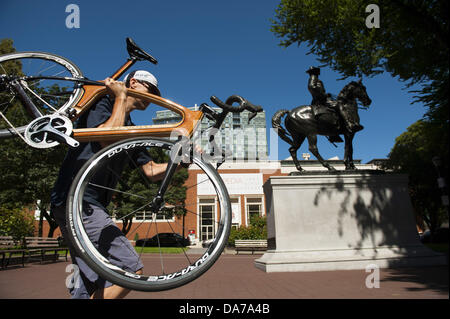 3 juillet 2013 - Portland, Oregon, USA - a appelé l'Nasto avec un R5 Renovo Aero Vélo de route. La légèreté de l'engineered cadres tubulaires sont faits de couches de stratifiés en bois exotique qui abritent les câbles de commande de frein et de l'intérieur. Renovo a été fondé par Ken Wheeler, concepteur du Wheeler Express - un seul composite moteur les aéronefs d'aviation générale. (Crédit Image : © Ken Hawkins/ZUMAPRESS.com) Banque D'Images