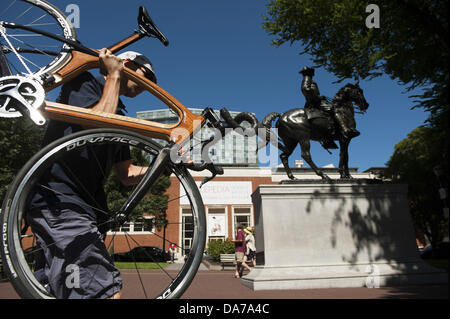 3 juillet 2013 - Portland, Oregon, USA - a appelé l'Nasto avec un R5 Renovo Aero Vélo de route. La légèreté de l'engineered cadres tubulaires sont faits de couches de stratifiés en bois exotique qui abritent les câbles de commande de frein et de l'intérieur. Renovo a été fondé par Ken Wheeler, concepteur du Wheeler Express - un seul composite moteur les aéronefs d'aviation générale. (Crédit Image : © Ken Hawkins/ZUMAPRESS.com) Banque D'Images