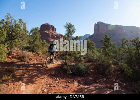 9 juin 2013 - Sedona, Arizona, États-Unis - vélo de montagne sur le Hiline sentier près de Bell Rock. L'attraction principale de Sedona est sa gamme de formations de grès rouge, qui semblent rayonner dans un orange et rouge lorsqu'il est soumis à l'augmentation ou coucher de soleil. Les roches rouges forment une toile de fond populaire de nombreuses activités de plein air, allant des activités spirituelles pour les centaines de randonnées et VTT. Sedona Sedona a été nommé d'après Miller Schnebly Arabelle (1877âˆ'1950), l'épouse de Théodore Carlton Schnebly, le premier maître de poste. (Crédit Image : Â© Ruaridh Stewart/ZUMAPRESS.com) Banque D'Images