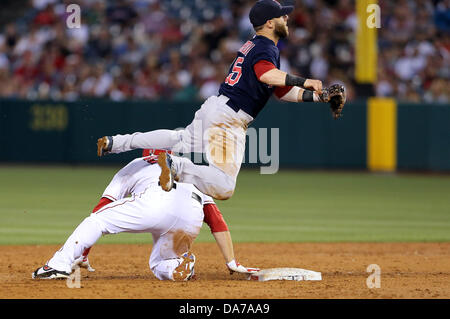 Anaheim, Californie, USA. 5 juillet, 2013. Anaheim, Californie : Red Sox de Boston le deuxième but Dustin Pedroia (15) saute sur Los Angeles Angels champ centre Mike Fontaine (27) après avoir lancé la balle à la première pour un double jeu pendant le match de la Ligue Majeure de Baseball entre les Red Sox de Boston et les Angels de Los Angeles au Angel Stadium à Anaheim, en Californie. Rob Carmell/CSM/Alamy Live News Banque D'Images