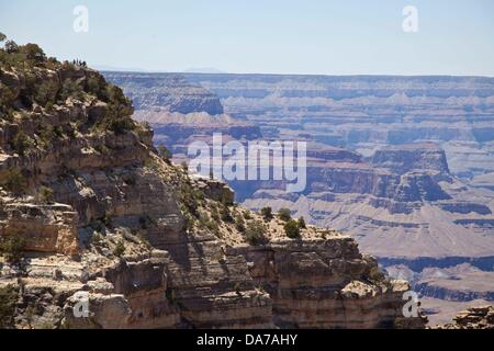 Le 14 juin 2013 - Le Parc National du Grand Canyon, Arizona, États-Unis - Le village du Grand Canyon South Rim. Elle est considérée comme l'une des sept merveilles naturelles du monde est de 277 miles (446 km) de long, jusqu'à 18 miles (29 km) de large et atteint une profondeur de plus d'un mille (6000 pieds ou 1800 mètres). Près de deux milliards d'années d'histoire géologique de la Terre a été exposé comme le fleuve Colorado et ses affluents couper leurs chaînes à la couche après couche de roche tandis que le Plateau du Colorado a été soulevée. Pour des milliers d'années, la région a été continuellement habitée par les Amérindiens. Le premier Européen kno Banque D'Images