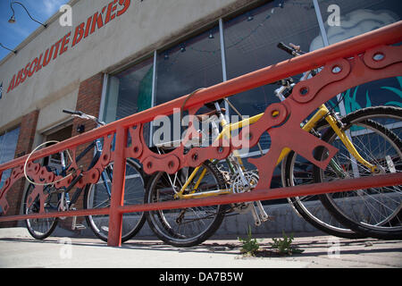 13 juin 2013 - Flagstaff, Arizona, États-Unis - la conception de la chaîne de vélo local extérieur clôture de fer magasin de vélos ville Vélos 'absolue'. Flagstaff est situé à proximité de Mont Elden, juste au sud de la San Francisco Peaks, près de la limite sud-ouest du Plateau du Colorado. Flagstaff dispose d'un secteur touristique fort, en raison de sa proximité avec le Parc National du Grand Canyon, Oak Creek Canyon, l'Arizona Snowbowl, Meteor Crater, et l'historique Route 66. Flagstaff a acquis une réputation comme un aimant pour les amateurs de plein air, et la diversité de son relief, l'altitude élevée, et peut faire l'attirer les campeurs, randonneurs météo, cl Banque D'Images