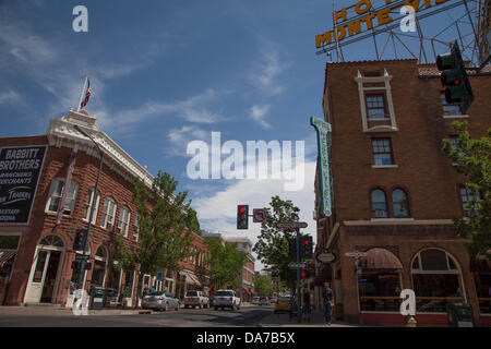 13 juin 2013 - Flagstaff, Arizona, États-Unis - Flagstaff est situé à proximité de Mont Elden, juste au sud de la San Francisco Peaks, près de la limite sud-ouest du Plateau du Colorado. Flagstaff dispose d'un secteur touristique fort, en raison de sa proximité avec le Parc National du Grand Canyon, Oak Creek Canyon, l'Arizona Snowbowl, Meteor Crater, et l'historique Route 66. Flagstaff a acquis une réputation comme un aimant pour les amateurs de plein air, et la diversité de son relief, l'altitude élevée, et peut faire l'attirer les campeurs météo, les routards, les grimpeurs, les loisirs et les coureurs d'élite, et du vélo de montagne. (Crédit Image : © Banque D'Images