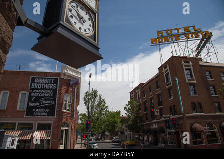 13 juin 2013 - Flagstaff, Arizona, États-Unis - Hotel Monte Vista en néon et en plein air au centre-ville d'horloge. Flagstaff est situé à proximité de Mont Elden, juste au sud de la San Francisco Peaks, près de la limite sud-ouest du Plateau du Colorado. Flagstaff dispose d'un secteur touristique fort, en raison de sa proximité avec le Parc National du Grand Canyon, Oak Creek Canyon, l'Arizona Snowbowl, Meteor Crater, et l'historique Route 66. Flagstaff a acquis une réputation comme un aimant pour les amateurs de plein air, et la diversité de son relief, l'altitude élevée, et peut faire l'attirer les campeurs, randonneurs météo, grimpeurs, recreatio Banque D'Images