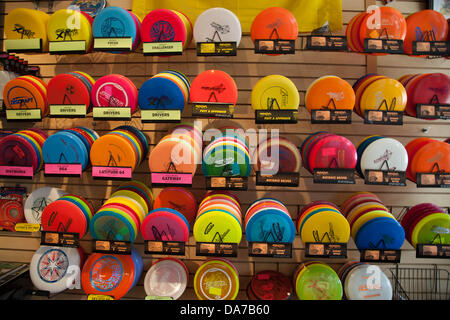 13 juin 2013 - Flagstaff, Arizona, États-Unis - Frisbees dans un magasin d'équipement de plein air. Flagstaff est situé à proximité de Mont Elden, juste au sud de la San Francisco Peaks, près de la limite sud-ouest du Plateau du Colorado. Flagstaff dispose d'un secteur touristique fort, en raison de sa proximité avec le Parc National du Grand Canyon, Oak Creek Canyon, l'Arizona Snowbowl, Meteor Crater, et l'historique Route 66. Flagstaff a acquis une réputation comme un aimant pour les amateurs de plein air, et la diversité de son relief, l'altitude élevée, et peut faire l'attirer les campeurs météo, les routards, les grimpeurs, les loisirs et les coureurs d'élite Banque D'Images